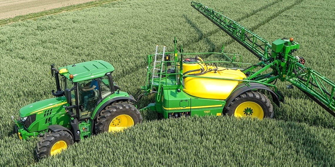 Компания John Deere начал выпуск нового прицепа-опрыскивателя R975i