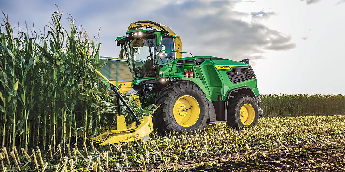 John Deere запускает новые самоходные кормоуборочные комбайны серий F8 и F9